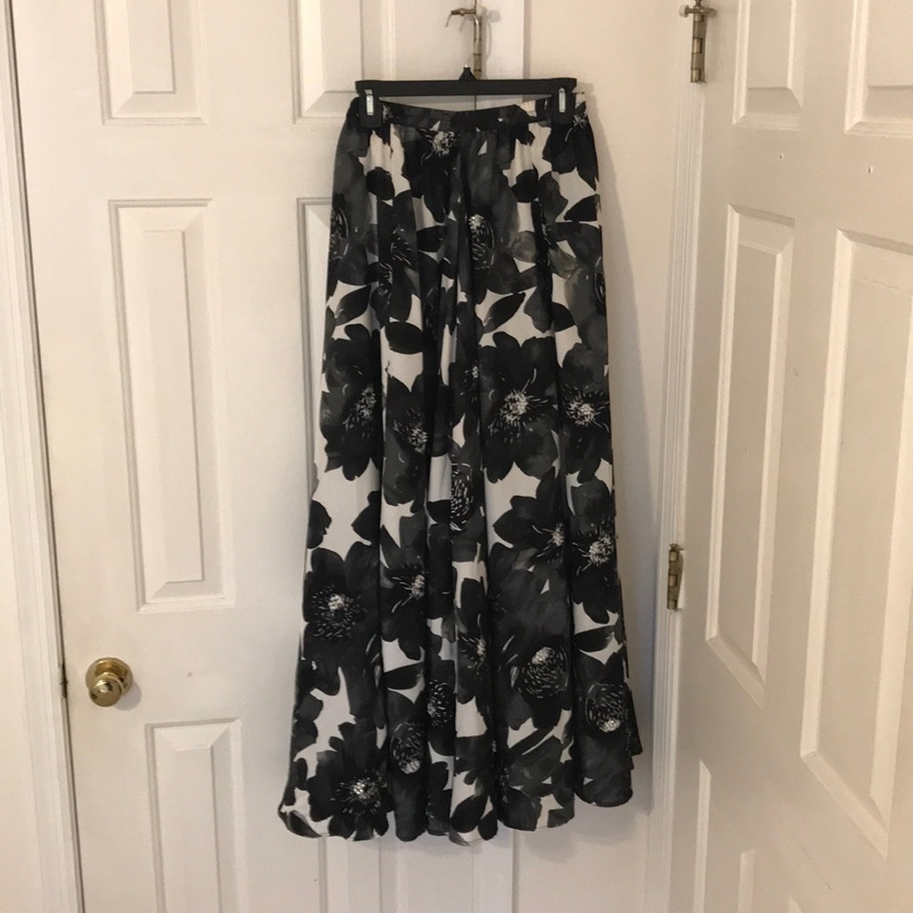 Black and White Flower Beaded Formal Skirt M